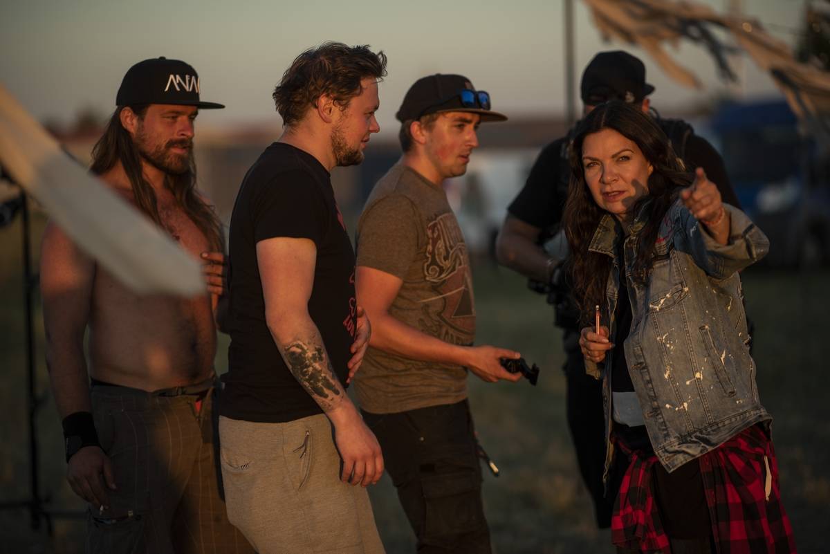 Anna K. představuje videoklip k písni Na malou chvíli. Zahrál si v něm zpěvaččin partner i milovaná zvířata