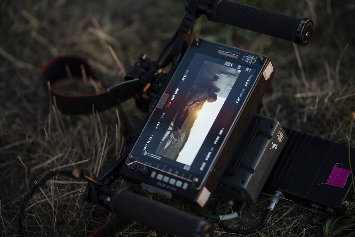 Anna K. představuje videoklip k písni Na malou chvíli. Zahrál si v něm zpěvaččin partner i milovaná zvířata