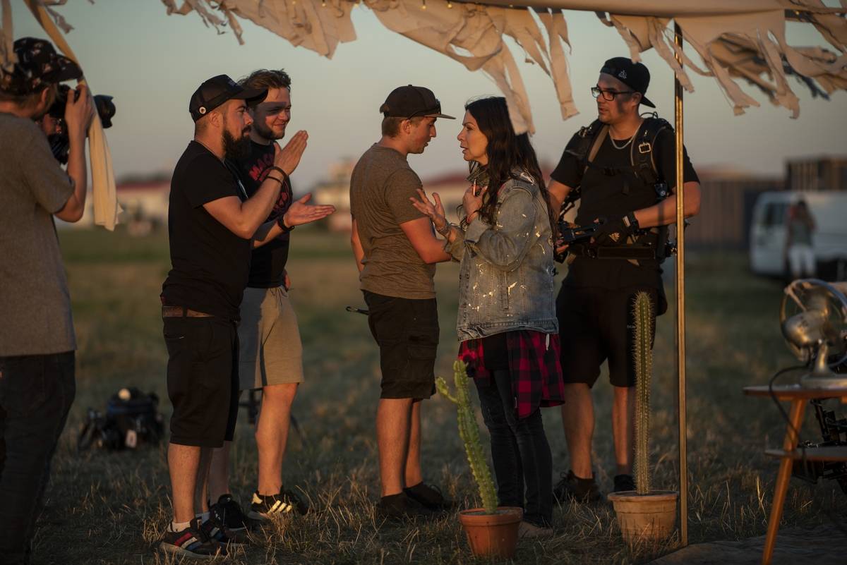 Anna K. představuje videoklip k písni Na malou chvíli. Zahrál si v něm zpěvaččin partner i milovaná zvířata