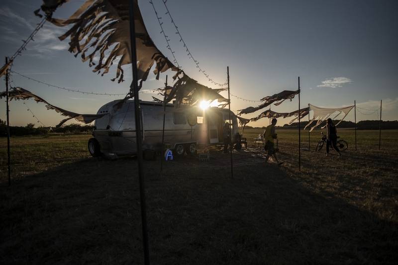 Anna K. představuje videoklip k písni Na malou chvíli. Zahrál si v něm zpěvaččin partner i milovaná zvířata