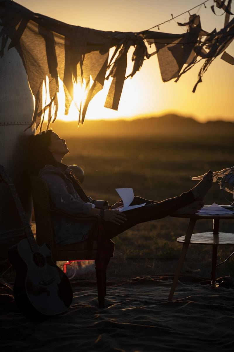 Anna K. představuje videoklip k písni Na malou chvíli. Zahrál si v něm zpěvaččin partner i milovaná zvířata
