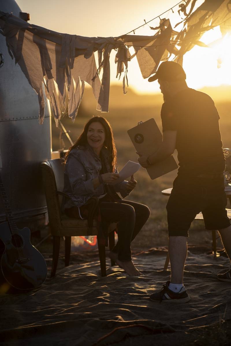 Anna K. představuje videoklip k písni Na malou chvíli. Zahrál si v něm zpěvaččin partner i milovaná zvířata