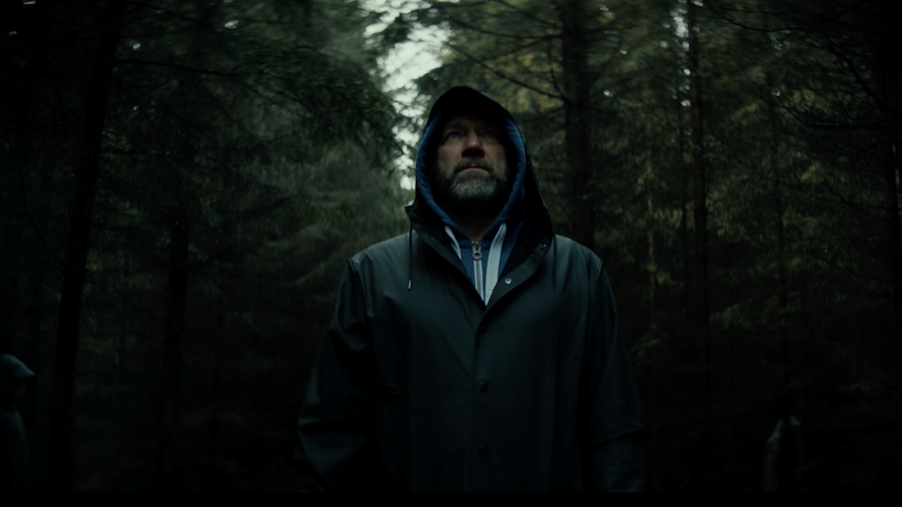 „Sleduj počet mrtvých ve svém městě,“ zpívá David Koller v novém videoklipu