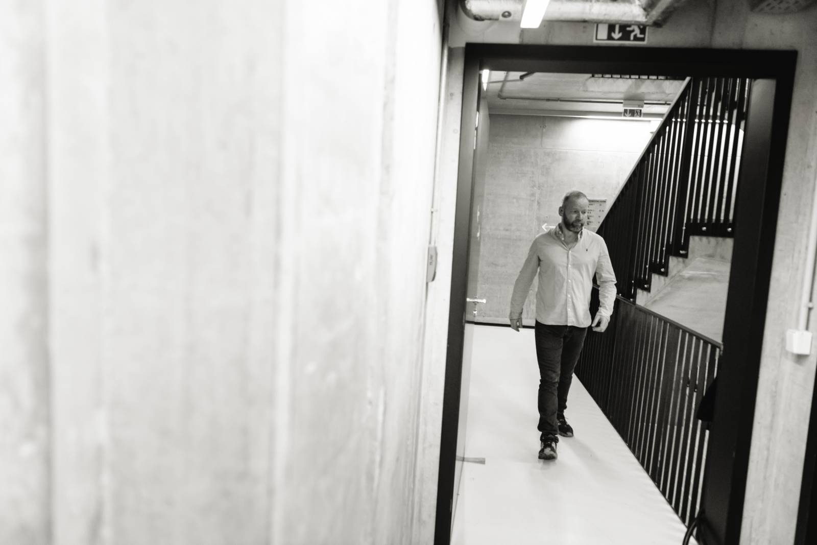 „Sleduj počet mrtvých ve svém městě,“ zpívá David Koller v novém videoklipu