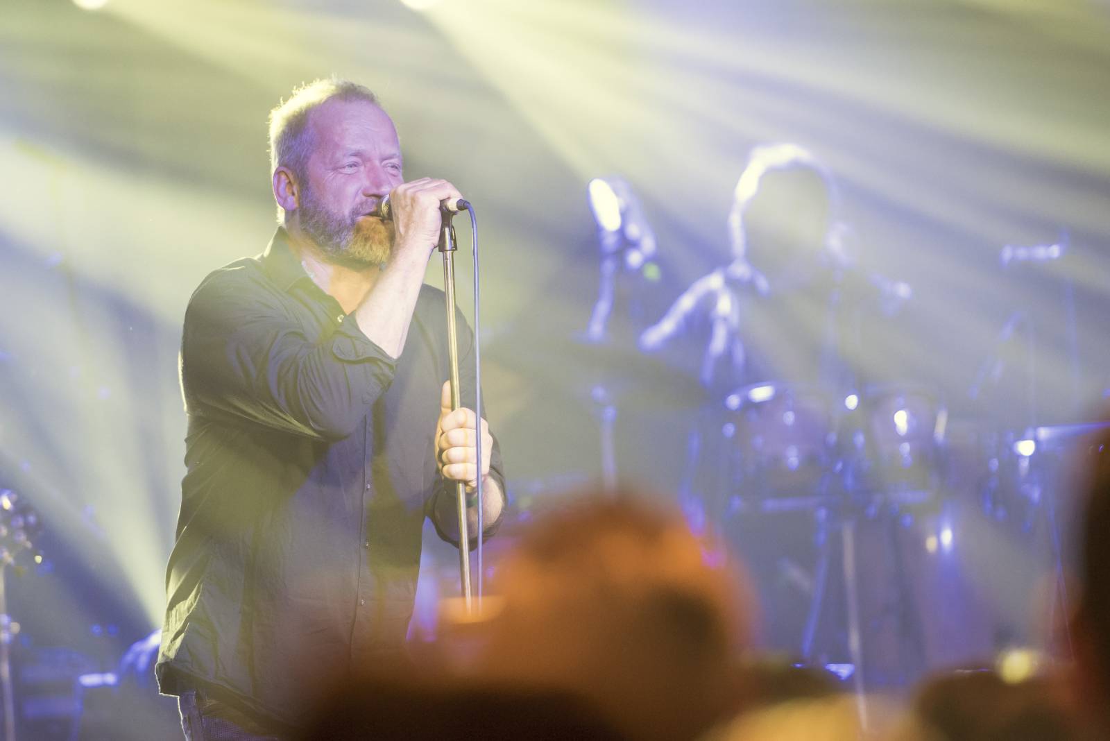 „Sleduj počet mrtvých ve svém městě,“ zpívá David Koller v novém videoklipu