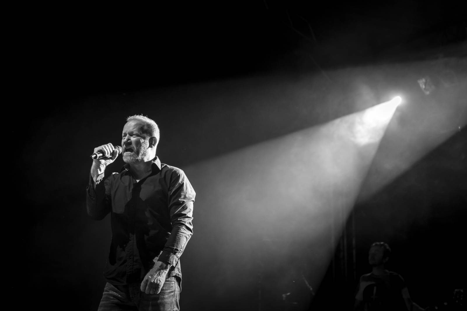 „Sleduj počet mrtvých ve svém městě,“ zpívá David Koller v novém videoklipu