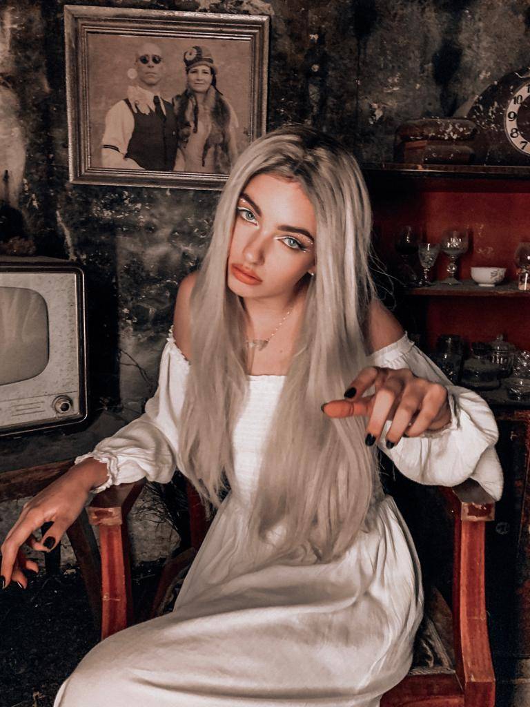 Nelly už nechce být neviditelná. Mladá zpěvačka vydává singl Duch