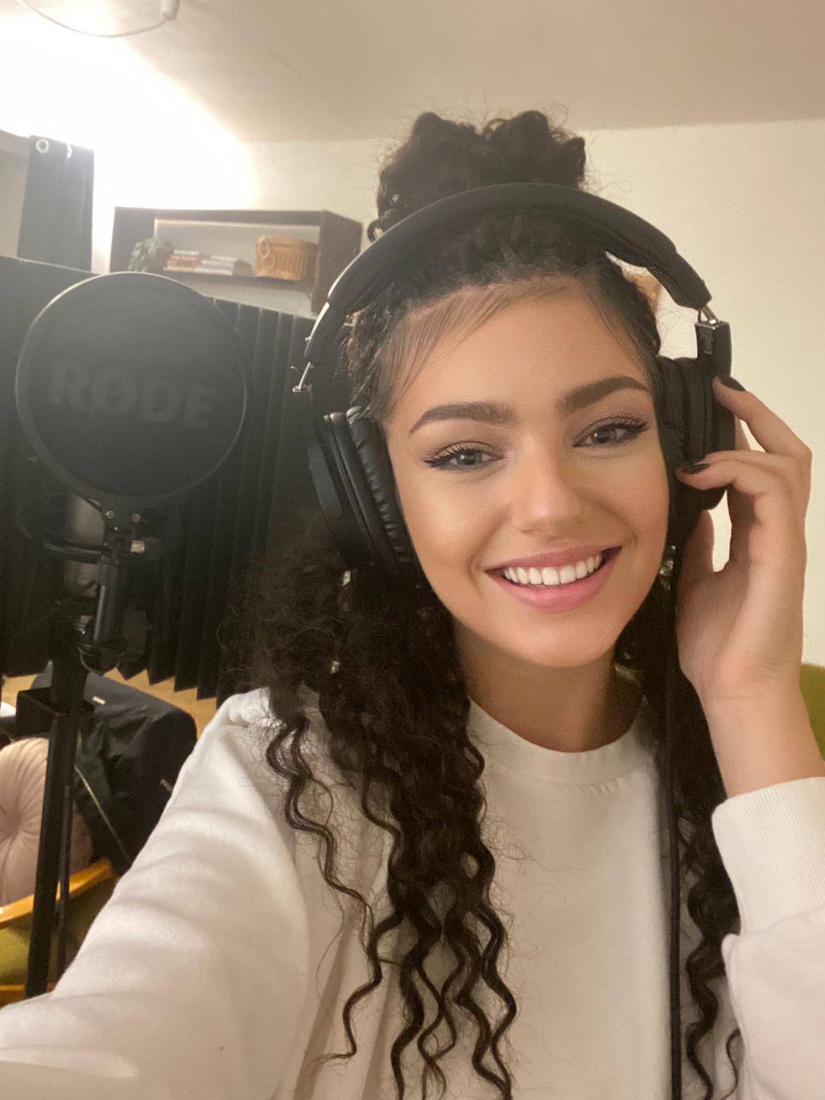 Nelly už nechce být neviditelná. Mladá zpěvačka vydává singl Duch