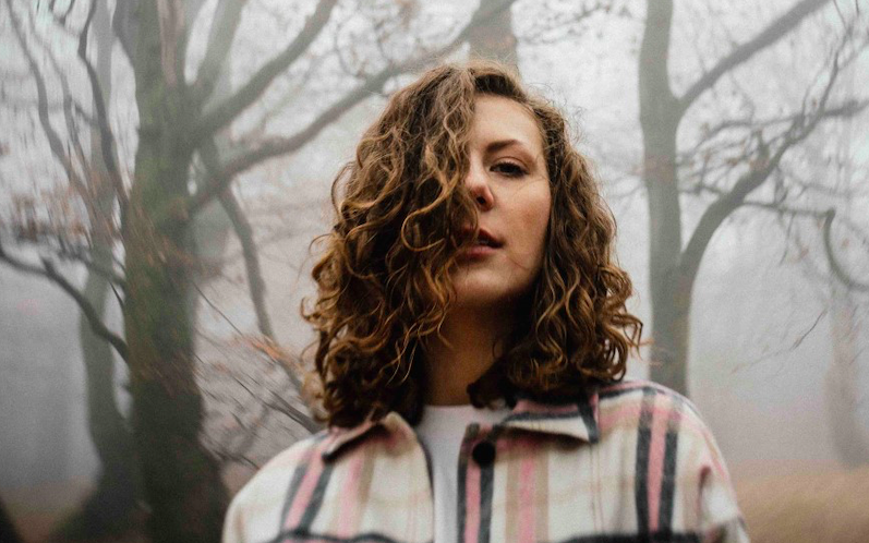 TOP 8 videoklipů týdne: Démoničtí AC/DC, pohádková Taylor Swift nebo Lipo toužící po lásce