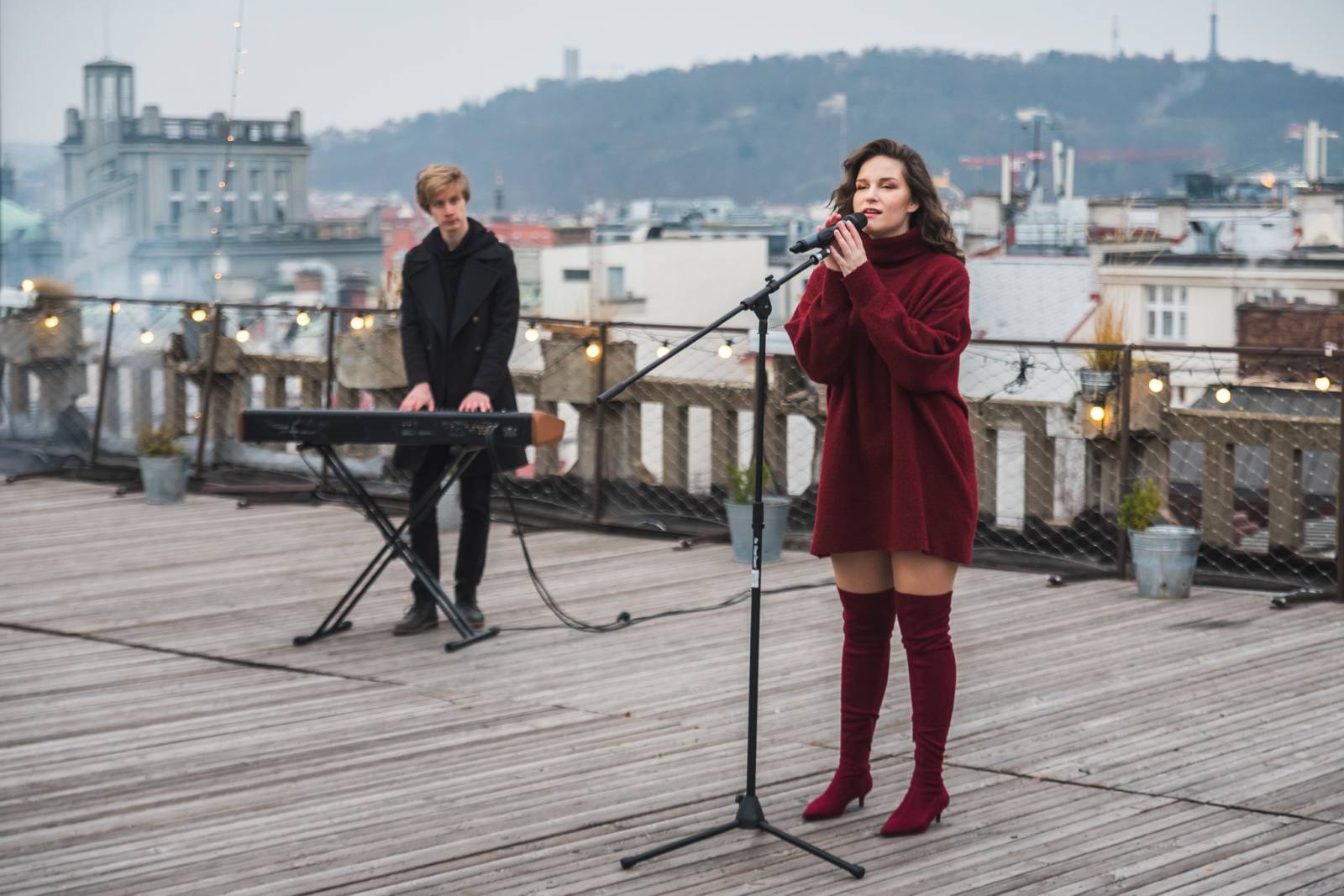 TOP 8 videoklipů týdne: Démoničtí AC/DC, pohádková Taylor Swift nebo Lipo toužící po lásce