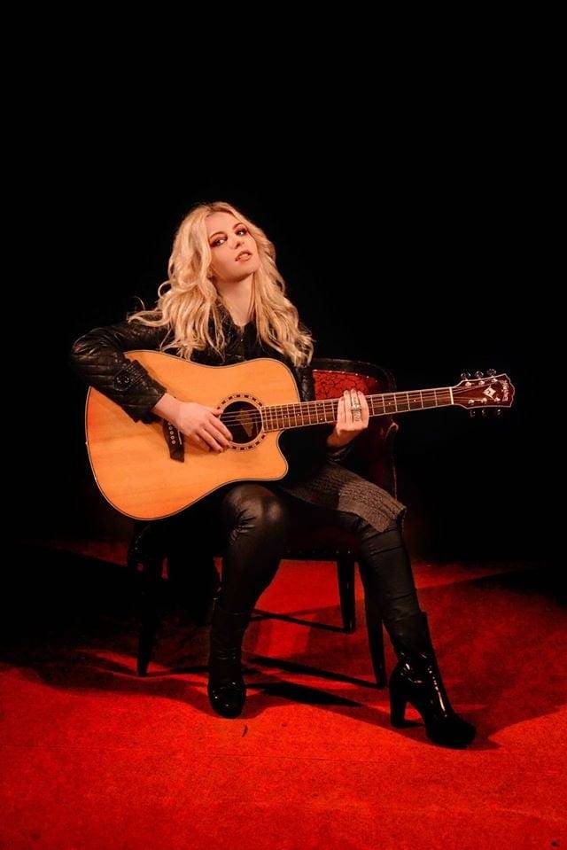 TOP 8 videoklipů týdne: Démoničtí AC/DC, pohádková Taylor Swift nebo Lipo toužící po lásce