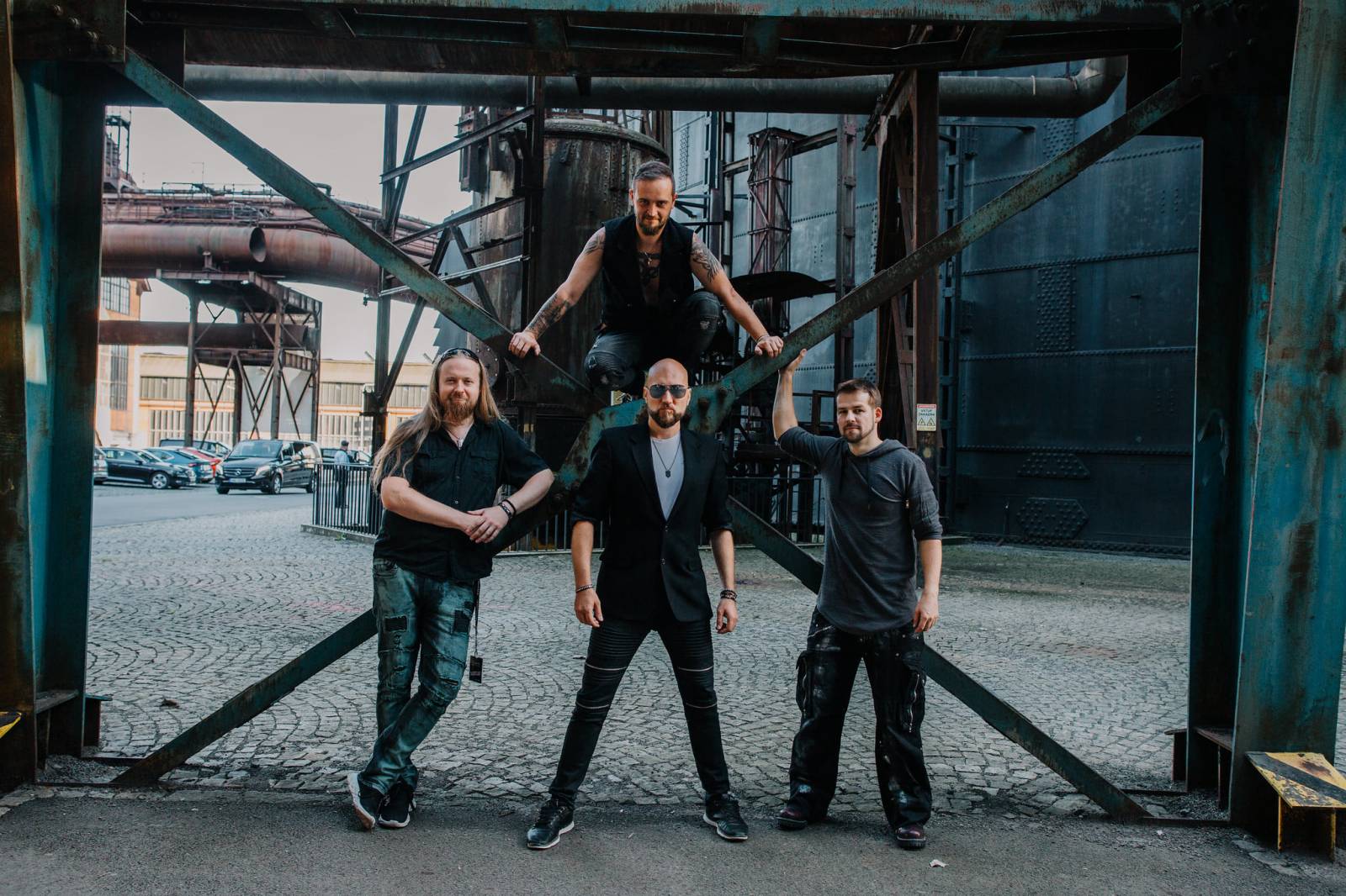 TOP 6 videoklipů týdne: Škwor přichází se silným poselstvím, Marpo rapuje o klucích, kteří nejsou chlapy, a Květy zpívají o ekologii