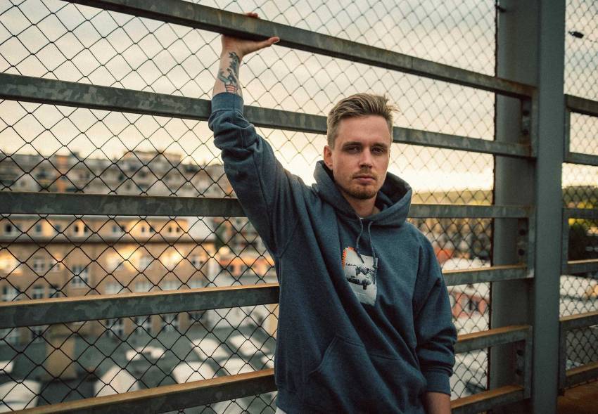 TOP 7 videoklipů týdne: Paulie Garand vsadil na mašiny, Vypsaná fiXa na oddané fanoušky a Klára Vytisková na hranolky s kečupem