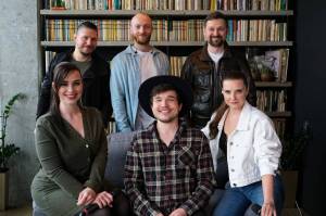 Top 5 videoklipů týdne: Martin Harich vsadil pouze na svůj hlas, Michal Horák zpívá o virtuálním světě a Michal Prokop o zemi, která rodí kacíře