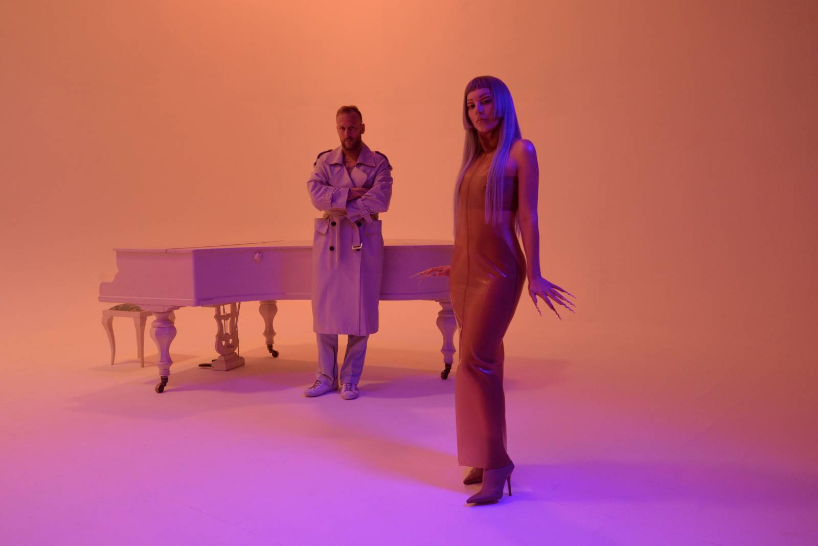 TOP 10 videoklipů týdne: Sebastian a ATMO Music zpívají o láskách a rozchodech, Mig 21 touží po lidském doteku a Pekař se stal psychologem