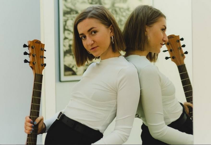 TOP 10 videoklipů týdne: Sebastian a ATMO Music zpívají o láskách a rozchodech, Mig 21 touží po lidském doteku a Pekař se stal psychologem