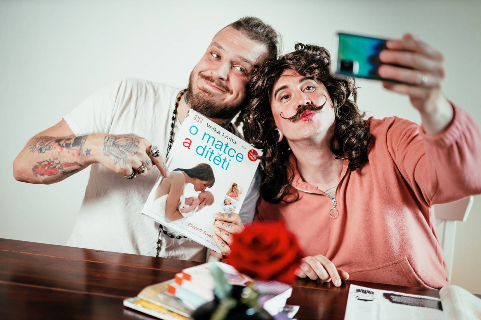 TOP 5 videoklipů týdne: Tři sestry děkují hospodským, Rybičky 48 mají o dva členy více a Jonas Brothers s Marshmello zpívají o vztahu na jednu noc