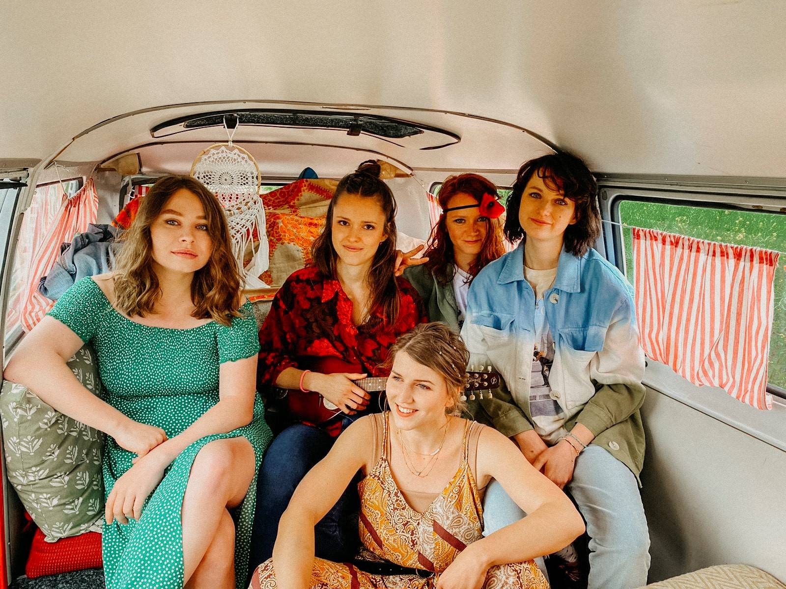 TOP 10 videoklipů týdne: Kryštof dobývají Halywůd, Petr Janda si zahrál na bezdomovce a z Eda Sheerana se stal upír