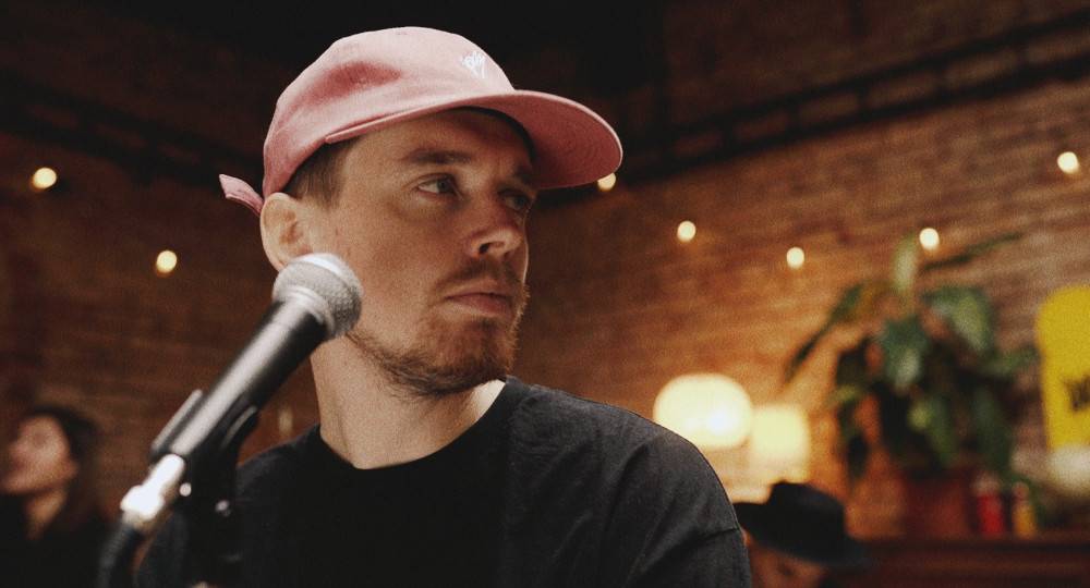 TOP 6 videoklipů týdne: Billy Idol o sobě dává po letech vědět, The Weeknd nejspíš zaviní epileptický záchvat