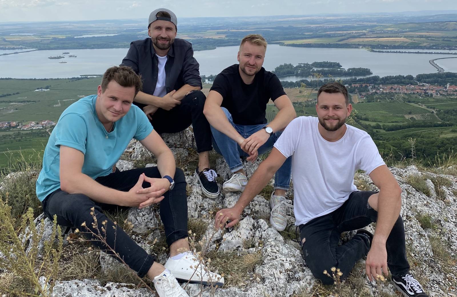 TOP 7 videoklipů týdne: No Name slaví 25 let, Like-It zpívají o domově a Skyline natáčeli na Bali