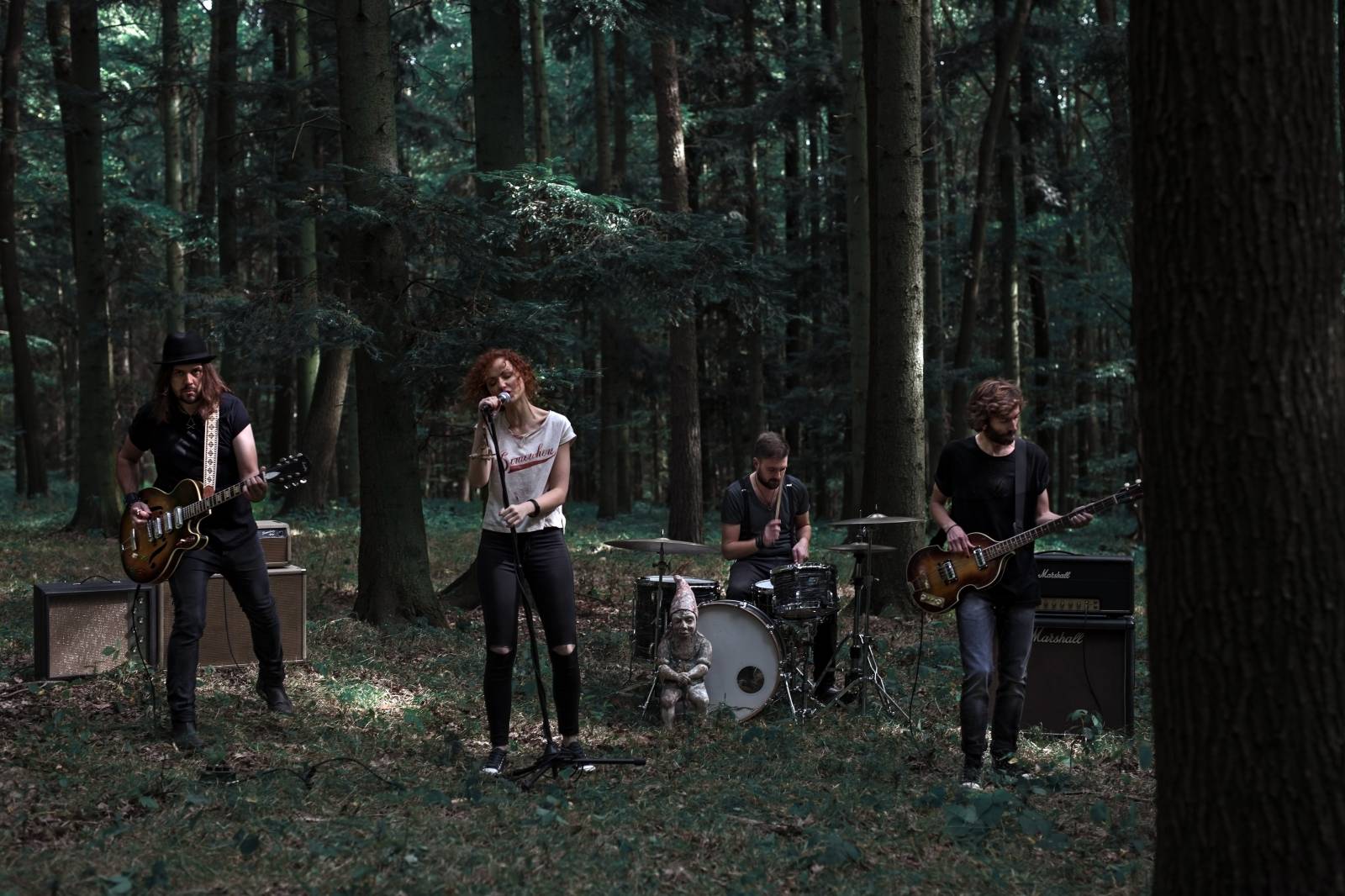 TOP 8 videoklipů týdne: Ben Cristovao s Adamem Mišíkem o životě bez velkých koncertů a Ewa Farna v roli Evy z ráje