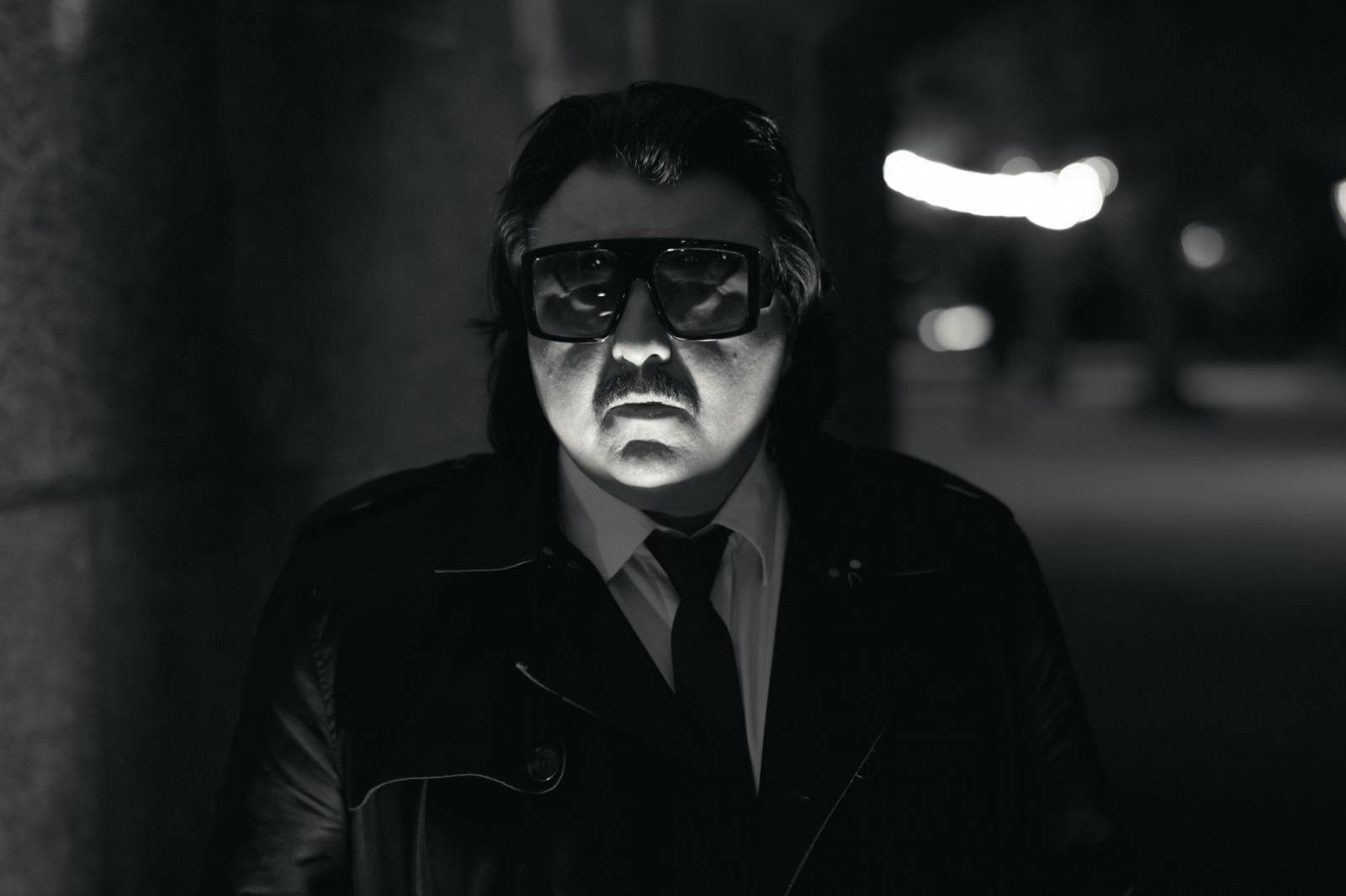 TOP 7 videoklipů týdne: Pokáč se dostal za mříže, Vojtěch Drahokoupil představil svůj gospel a Ed Sheeran se převlékl za Eltona Johna