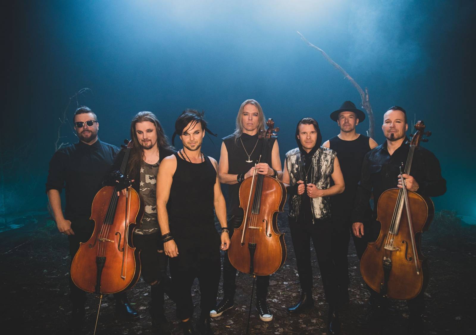 TOP 7 videoklipů týdne: Pokáč se dostal za mříže, Vojtěch Drahokoupil představil svůj gospel a Ed Sheeran se převlékl za Eltona Johna