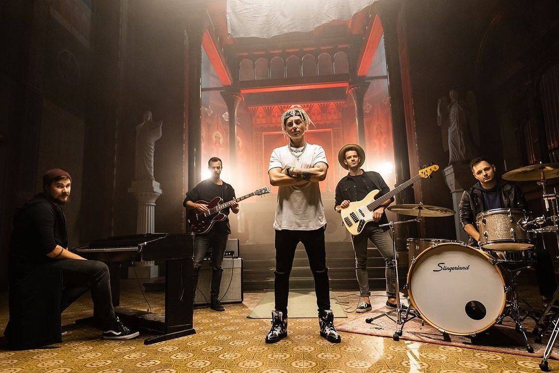 TOP 7 videoklipů týdne: Pokáč se dostal za mříže, Vojtěch Drahokoupil představil svůj gospel a Ed Sheeran se převlékl za Eltona Johna