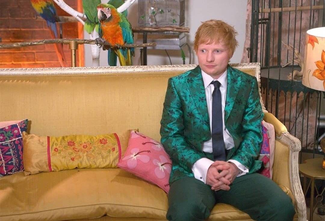 TOP 7 videoklipů týdne: Pokáč se dostal za mříže, Vojtěch Drahokoupil představil svůj gospel a Ed Sheeran se převlékl za Eltona Johna