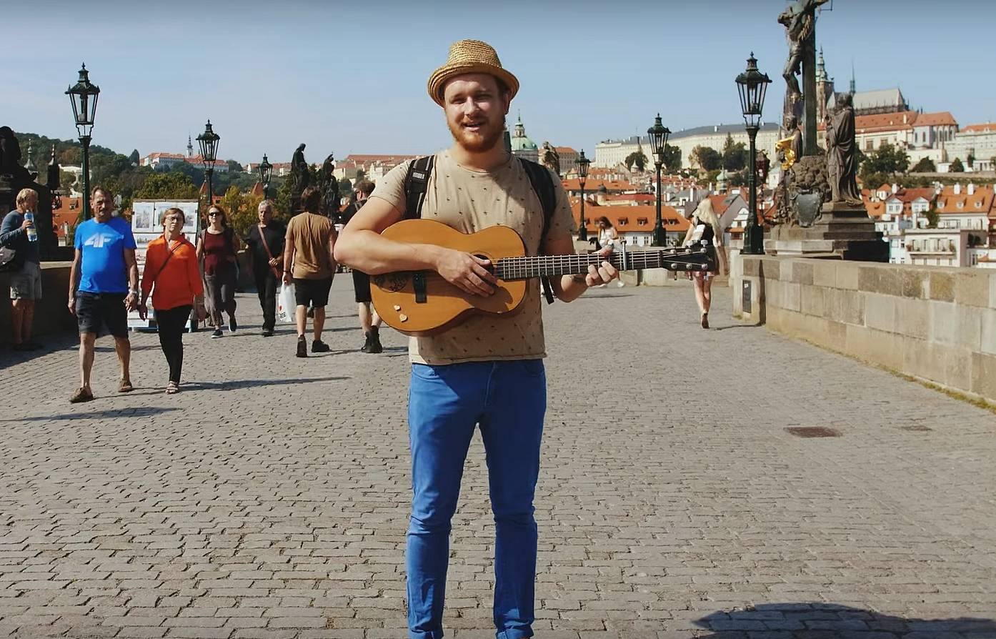 TOP 8 videoklipů týdne: Nebe o vztahu, který upadá v zapomnění, Voxel o děsu ze stárnutí a Nad stádem koní v novém kabátě