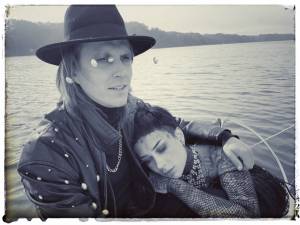 TOP 8 videoklipů týdne: Nebe o vztahu, který upadá v zapomnění, Voxel o děsu ze stárnutí a Nad stádem koní v novém kabátě