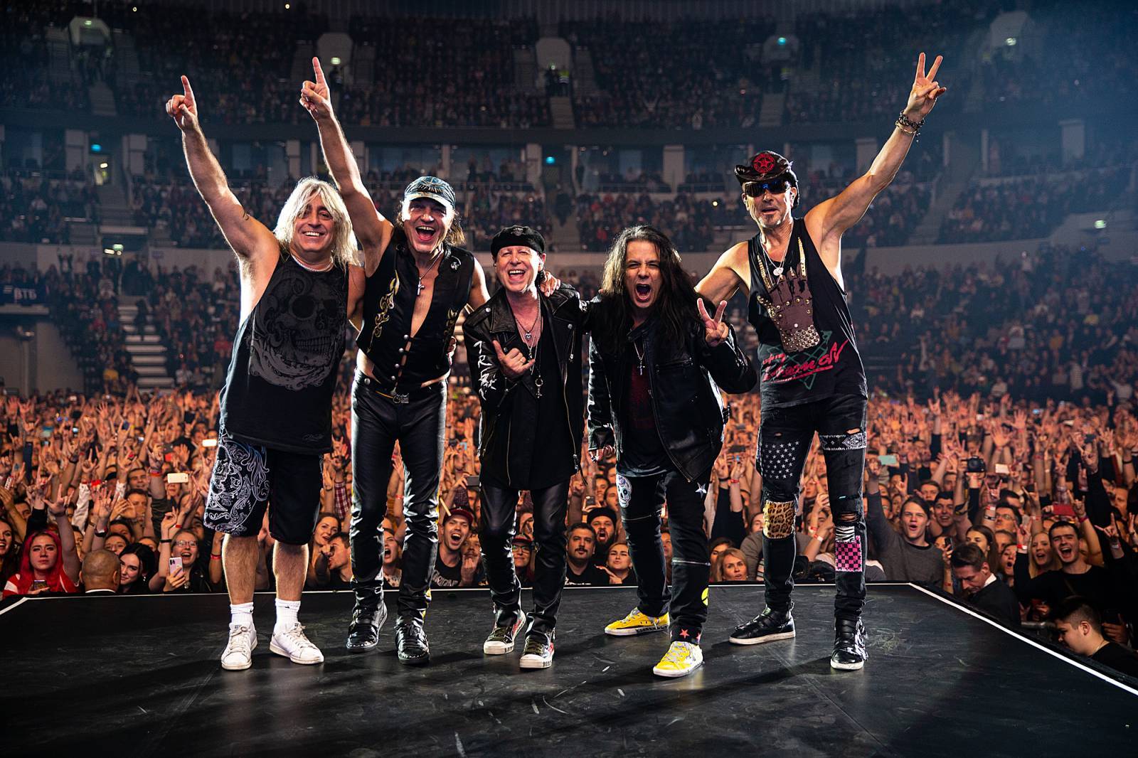 TOP 7 videoklipů týdne: Scorpions dokazují, že rocková hudba není mrtvá, Lipo oživuje duet s Debbi a Aiko překvapuje singlem v češtině