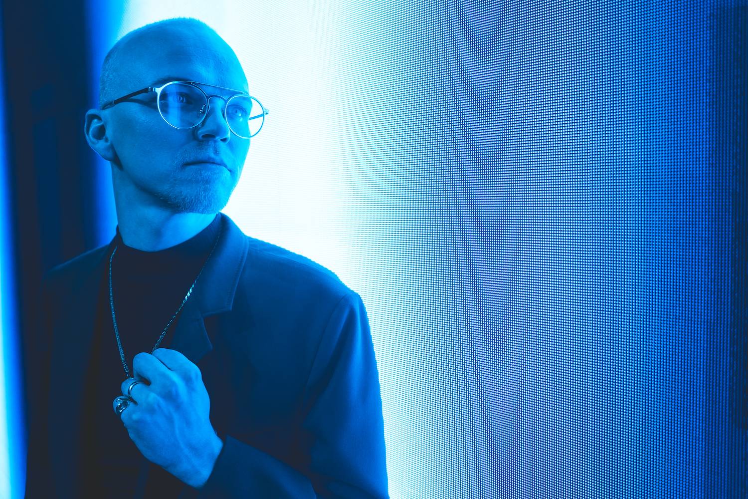 TOP 7 videoklipů týdne: Chinaski mají srdce vejpůl, 7krát3 natočil hned dva vizuály k jedné písni a Martin Hofmann v netradiční roli zpěváka