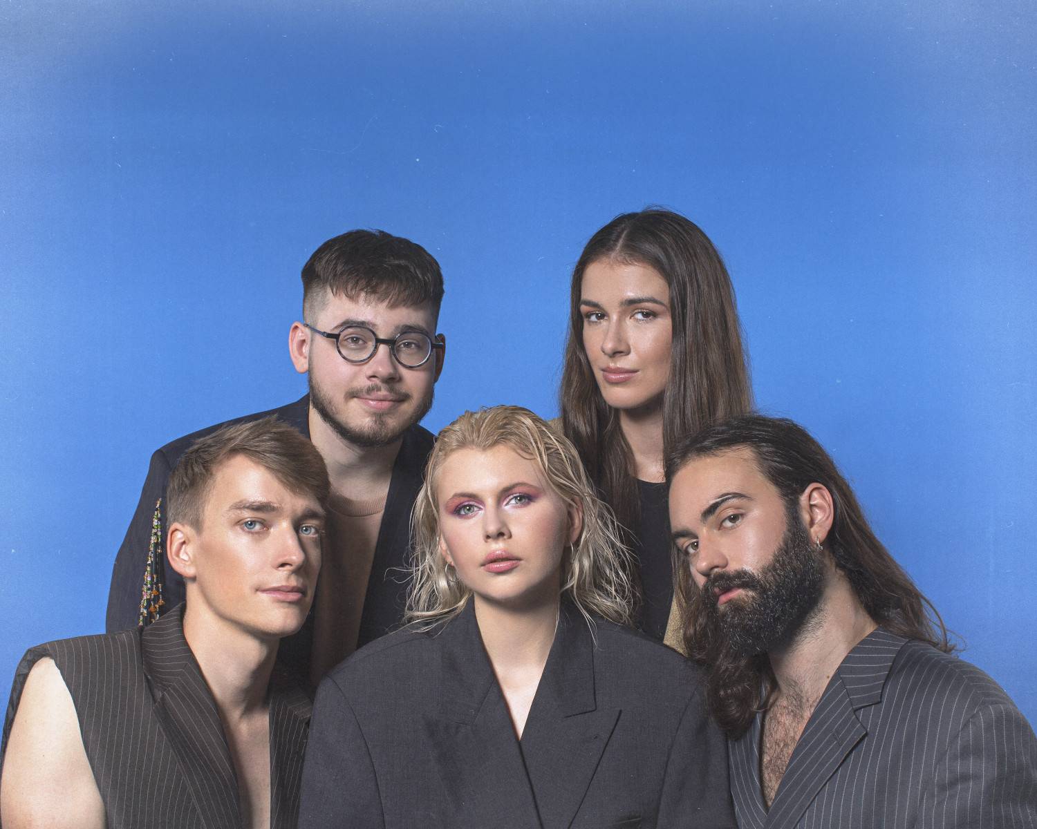 TOP 7 videoklipů týdne: Chinaski mají srdce vejpůl, 7krát3 natočil hned dva vizuály k jedné písni a Martin Hofmann v netradiční roli zpěváka