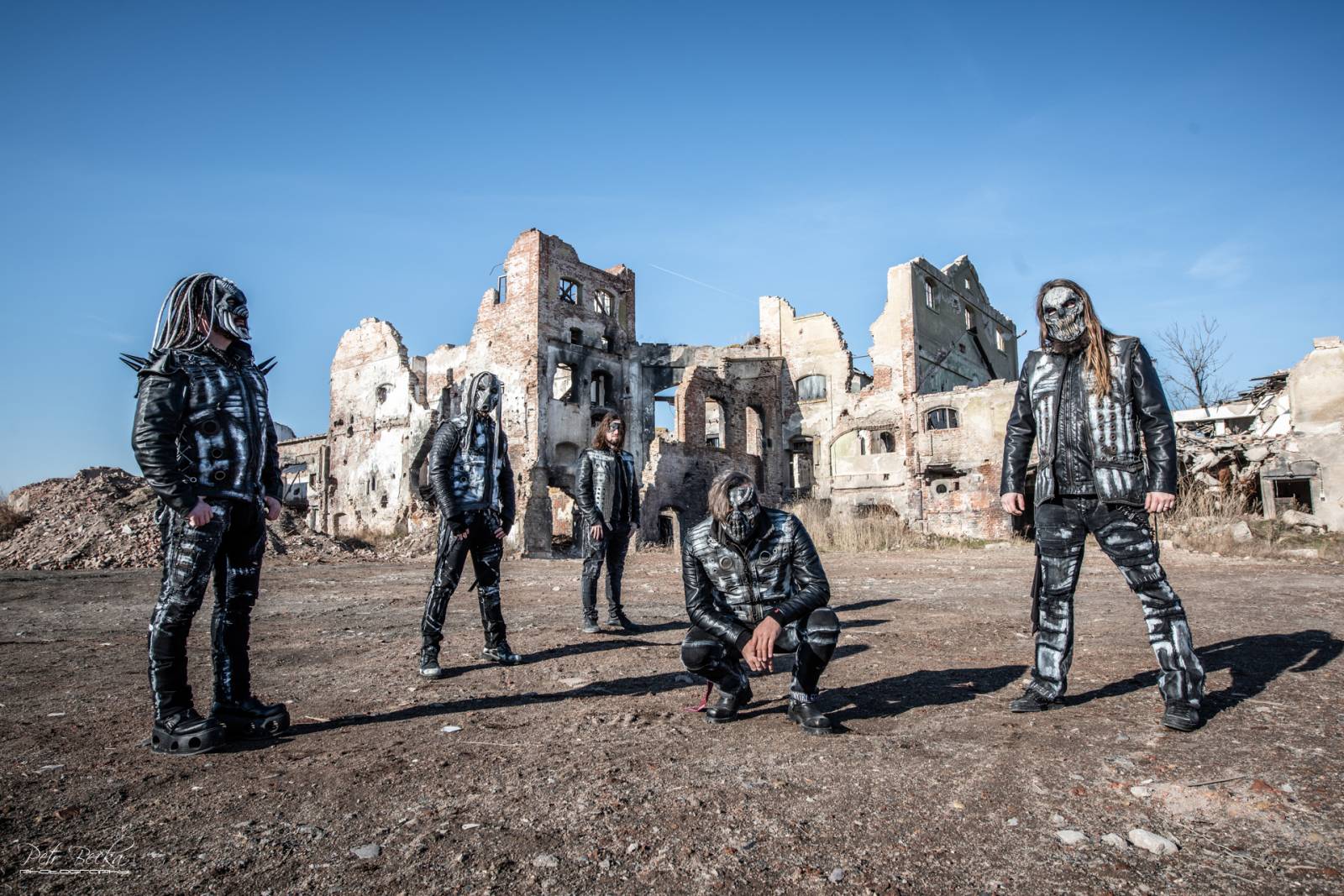 TOP 7 videoklipů týdne: Chinaski mají srdce vejpůl, 7krát3 natočil hned dva vizuály k jedné písni a Martin Hofmann v netradiční roli zpěváka