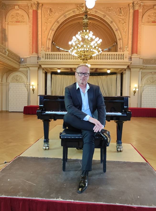 TOP 6 videoklipů týdne: Michal Horák je nekonfliktní typ, Pavel Březina oslovuje své mladší já a Hentai Corporation si chrochtají v undergroundu