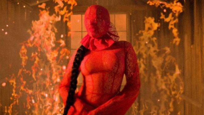 TOP 7 videoklipů týdne: Čechomor to dali dohromady s Kandráčovci a Adam Mišík s AMK a True Gabem