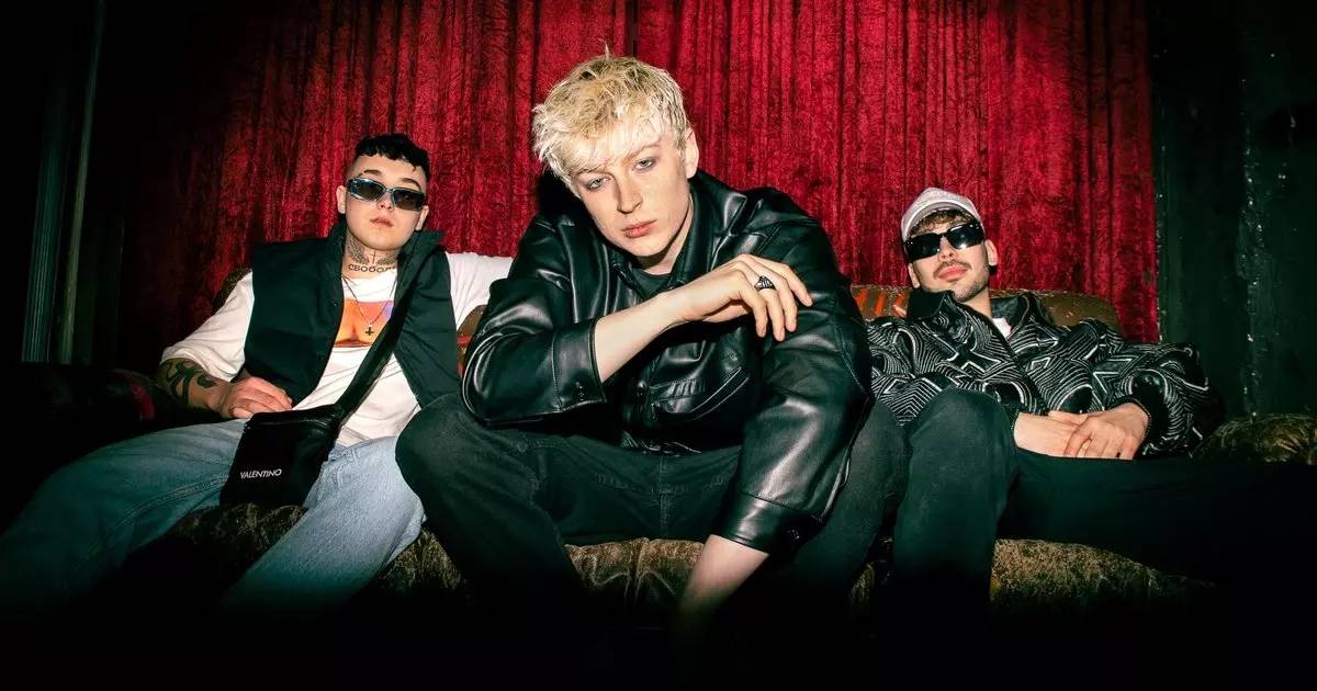 TOP 7 videoklipů týdne: Čechomor to dali dohromady s Kandráčovci a Adam Mišík s AMK a True Gabem