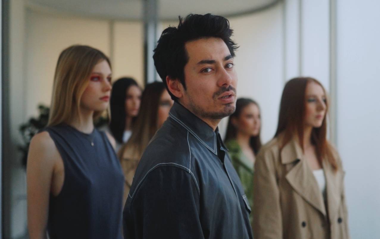 TOP 7 videoklipů týdne: Wohnout animovali Papouška, Mirai natáčeli ve vile Tugendhat a O5 a Radeček se inspirovali filmem