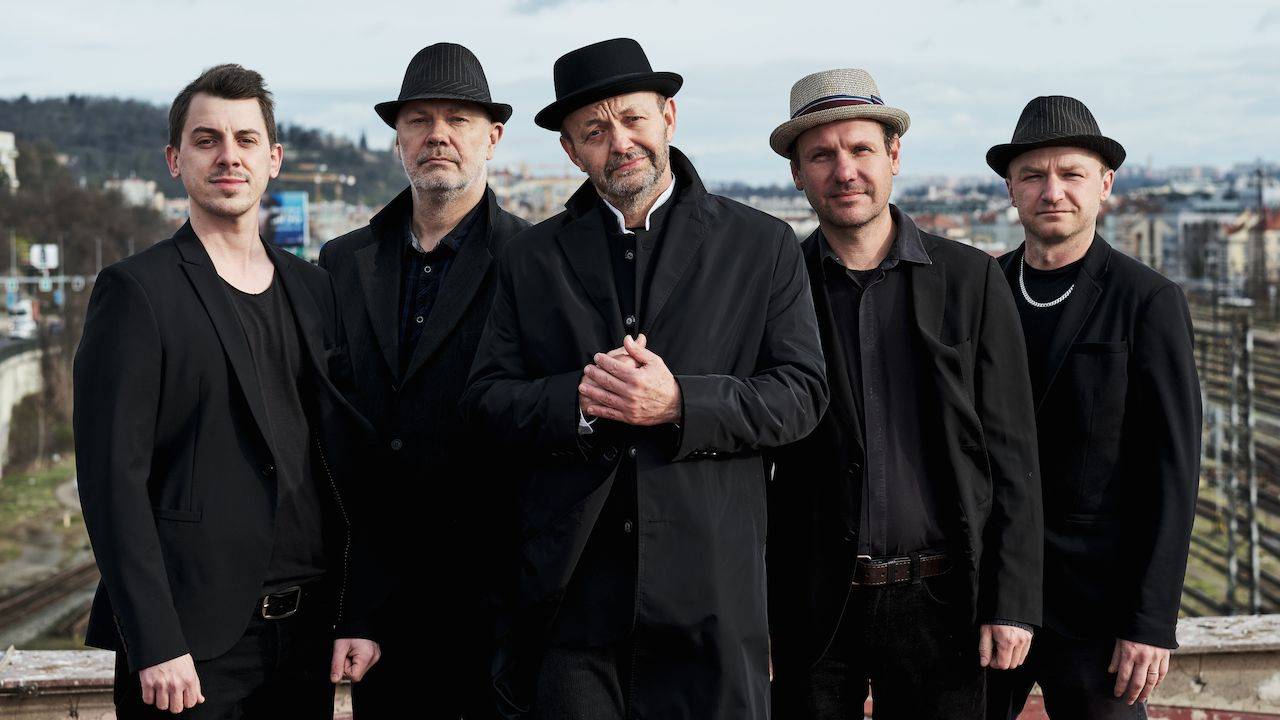 TOP 7 videoklipů týdne: Wohnout animovali Papouška, Mirai natáčeli ve vile Tugendhat a O5 a Radeček se inspirovali filmem