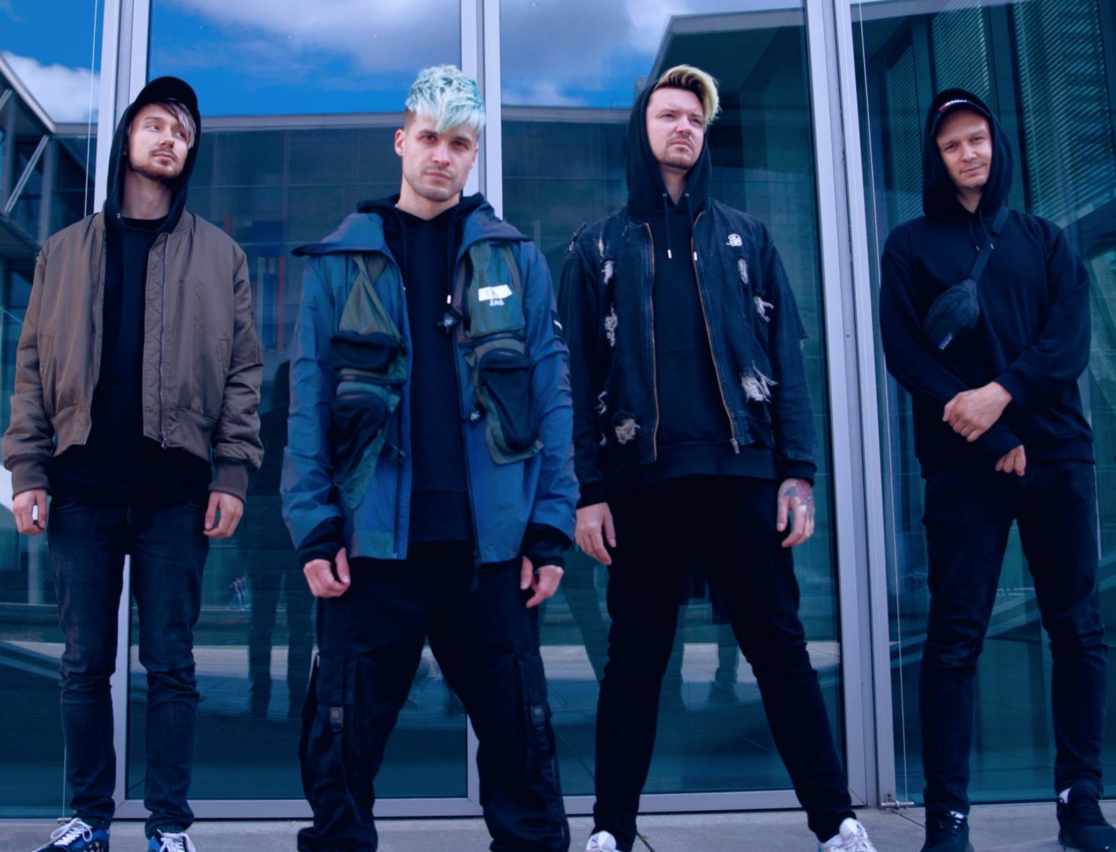 TOP 7 videoklipů týdne: David Koller zpívá o nevyhnutelné chvíli, Mig 21 si vychutnávají Džus noci a John Wolfhooker žijí naplno