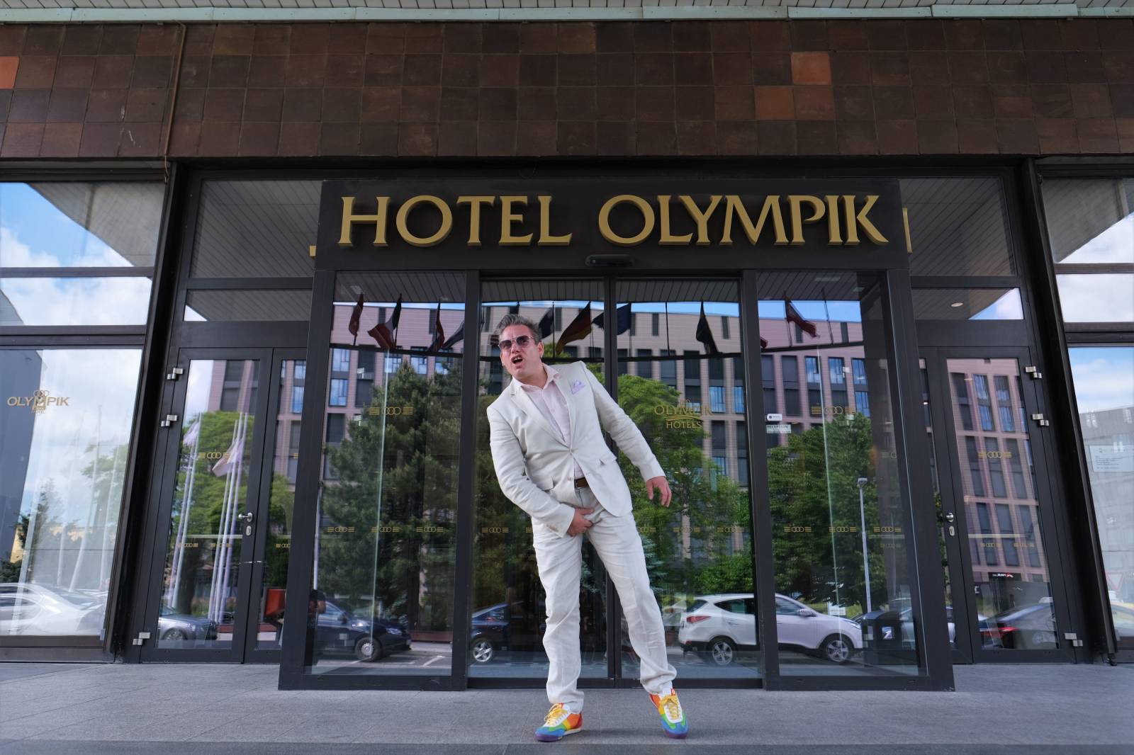 TOP 7 videoklipů týdne: David Koller zpívá o nevyhnutelné chvíli, Mig 21 si vychutnávají Džus noci a John Wolfhooker žijí naplno