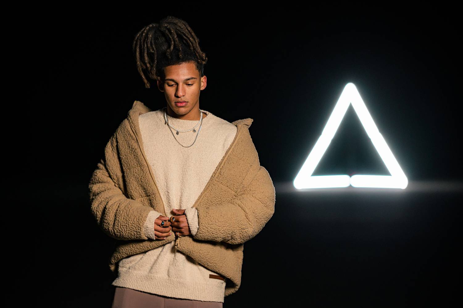 TOP 8 videoklipů týdne: Rybičky 48 si zazpívaly s Vaškem Bláhou, Tomáš Klus přeje všem Štěstí a Kaczi ctí mateřskou lásku