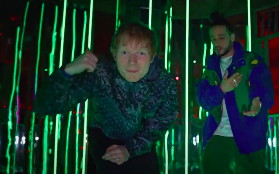 TOP 7 videoklipů týdne: Ondřej Ruml přezpíval píseň Bee Gees, Ed Sheeran vzpomíná na kamaráda Jamala a Andrea Kalousová se hlásí s debutem