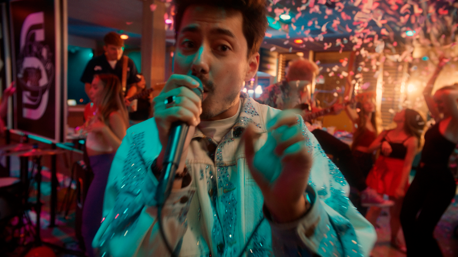 TOP 8 videoklipů týdne: Mirai slaví narozeniny, Ben Cristovao ujíždí od nešťastného vztahu a debutující Malone obsadili Andreu Kalousovou