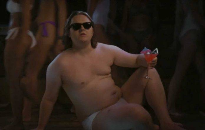 TOP 8 videoklipů týdne: Horkýže Slíže natáčeli v lomu Velká Amerika, Nebe s Evou Burešovou ve vlaku a Lewis Capaldi v bazénu