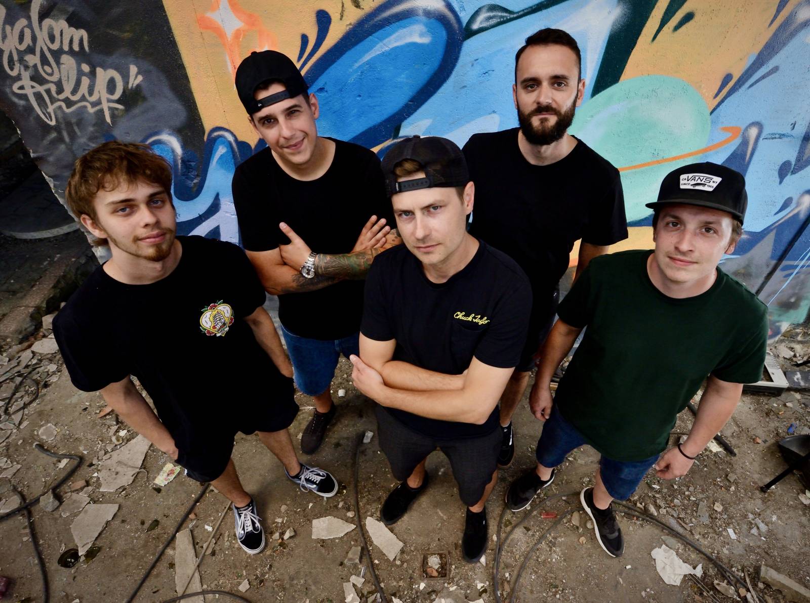 TOP 8 videoklipů týdne: Horkýže Slíže natáčeli v lomu Velká Amerika, Nebe s Evou Burešovou ve vlaku a Lewis Capaldi v bazénu