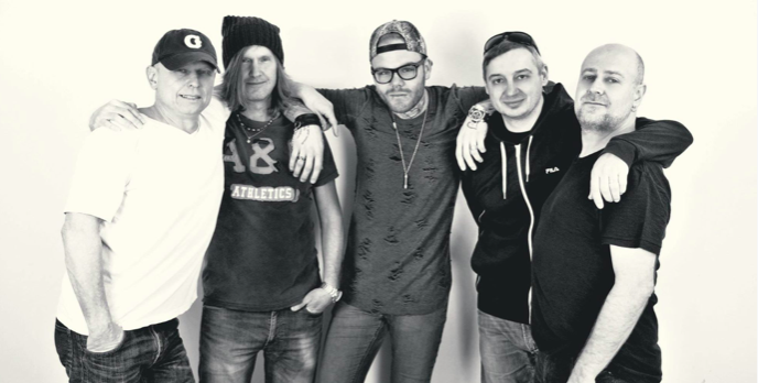 TOP 8 videoklipů týdne: Trautenberk si vzali na paškál mažoretky, Sebastian uzavírá jednu životní kapitolu a Anna K. nechává nahlédnout do svého vztahu