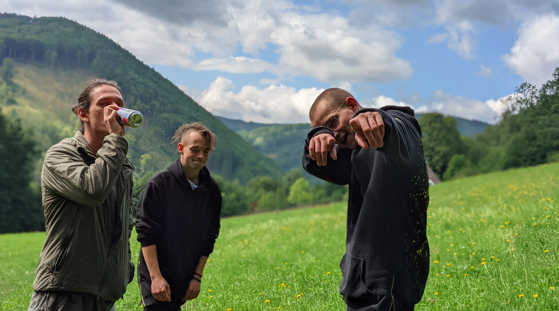 TOP 8 videoklipů týdne: Trautenberk si vzali na paškál mažoretky, Sebastian uzavírá jednu životní kapitolu a Anna K. nechává nahlédnout do svého vztahu