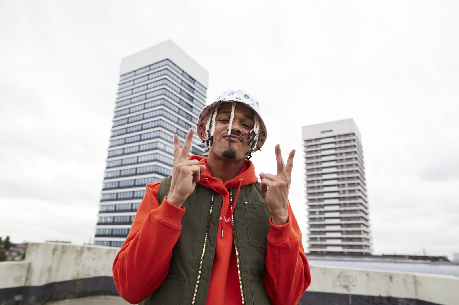 TOP 8 videoklipů týdne: Trautenberk si vzali na paškál mažoretky, Sebastian uzavírá jednu životní kapitolu a Anna K. nechává nahlédnout do svého vztahu